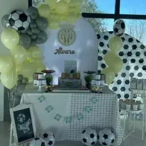 Candy bar personalizado del Villarreal CF en tonos neutros y dorados para la comunión de Álvaro.