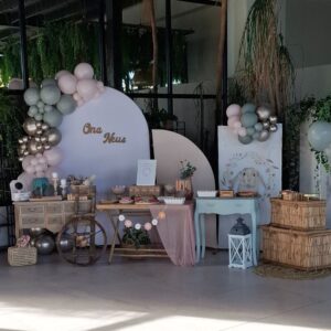 Mesa dulce de comunión elegante y rústica con decoración floral y detalles naturales, tonos pastel y chuches variadas