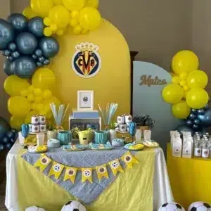 Mesa dulce personalizada del Villarreal CF para comunión con decoración en amarillo y azul, chuches y globos.
