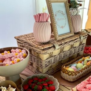 Mesa dulce decorada con temática de conejito, fondo con nombre y variedad de gominolas y palomitas