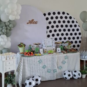 Mesa dulce temática de fútbol con globos, fondo personalizado y chuches variadas para comunión de Álex.