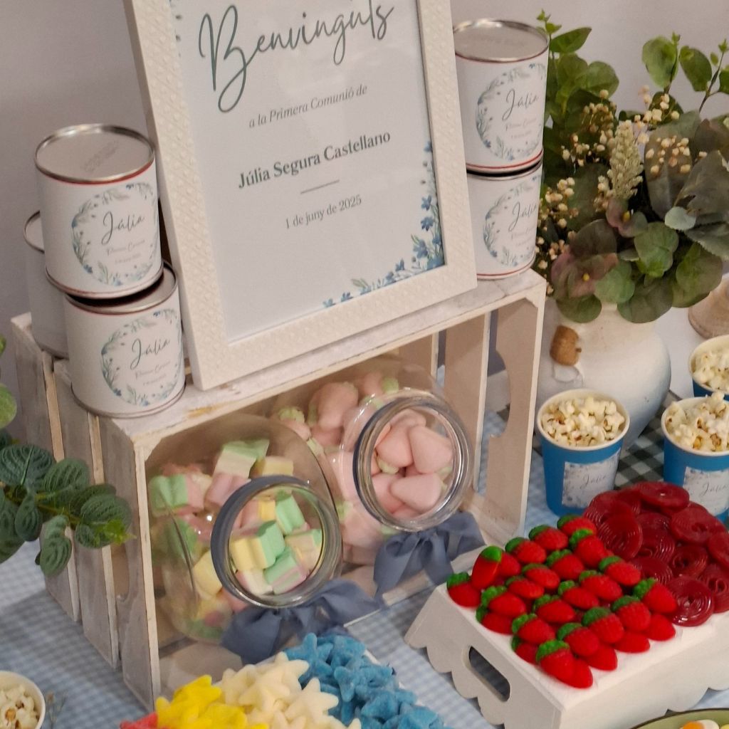 Detalle de la mesa dulce para primera comunión con cartel personalizado, chuches y decoración natural.