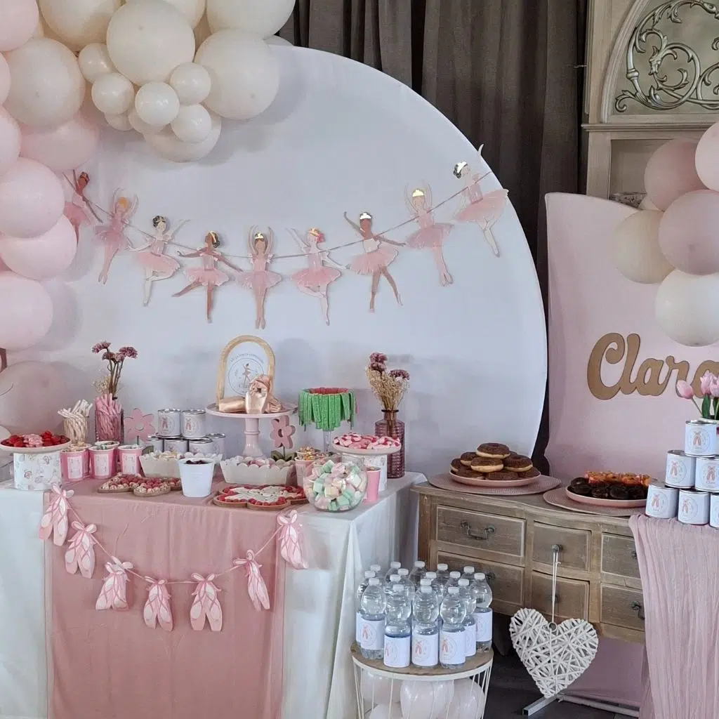 Mesa dulce de bailarina decorada con tonos rosa pastel, arco de globos y temática de ballet para cumpleaños o comunión.