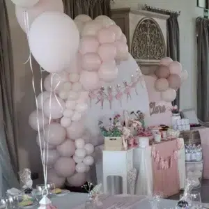 Vista lateral de la mesa dulce de bailarina con dulces variados, globos pastel y decoración temática elegante.