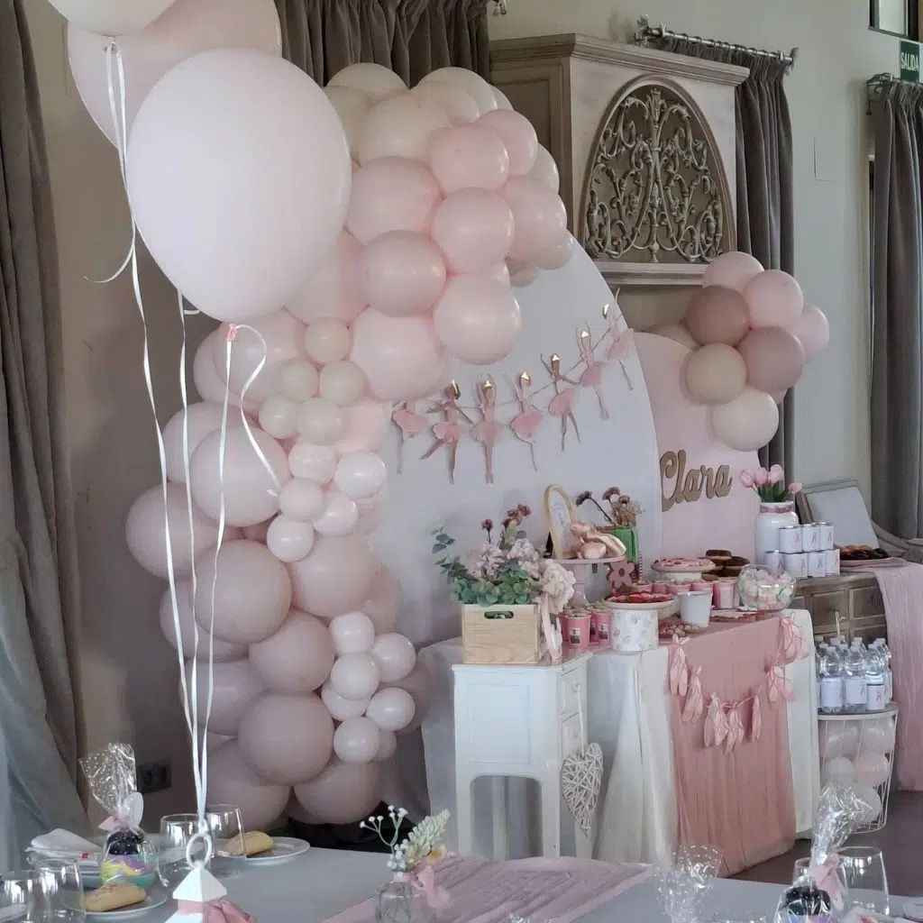 Vista lateral de la mesa dulce de bailarina con dulces variados, globos pastel y decoración temática elegante.