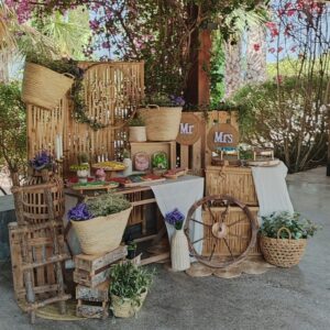 Mesa dulce rústica para boda decorada con madera y flores silvestres