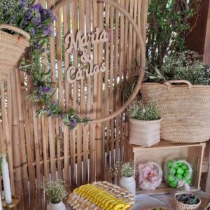 Decoración personalizada con nombres de los novios en estilo campestre