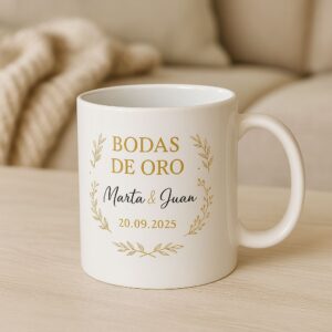 Taza de boda e oro en mesa de comedor