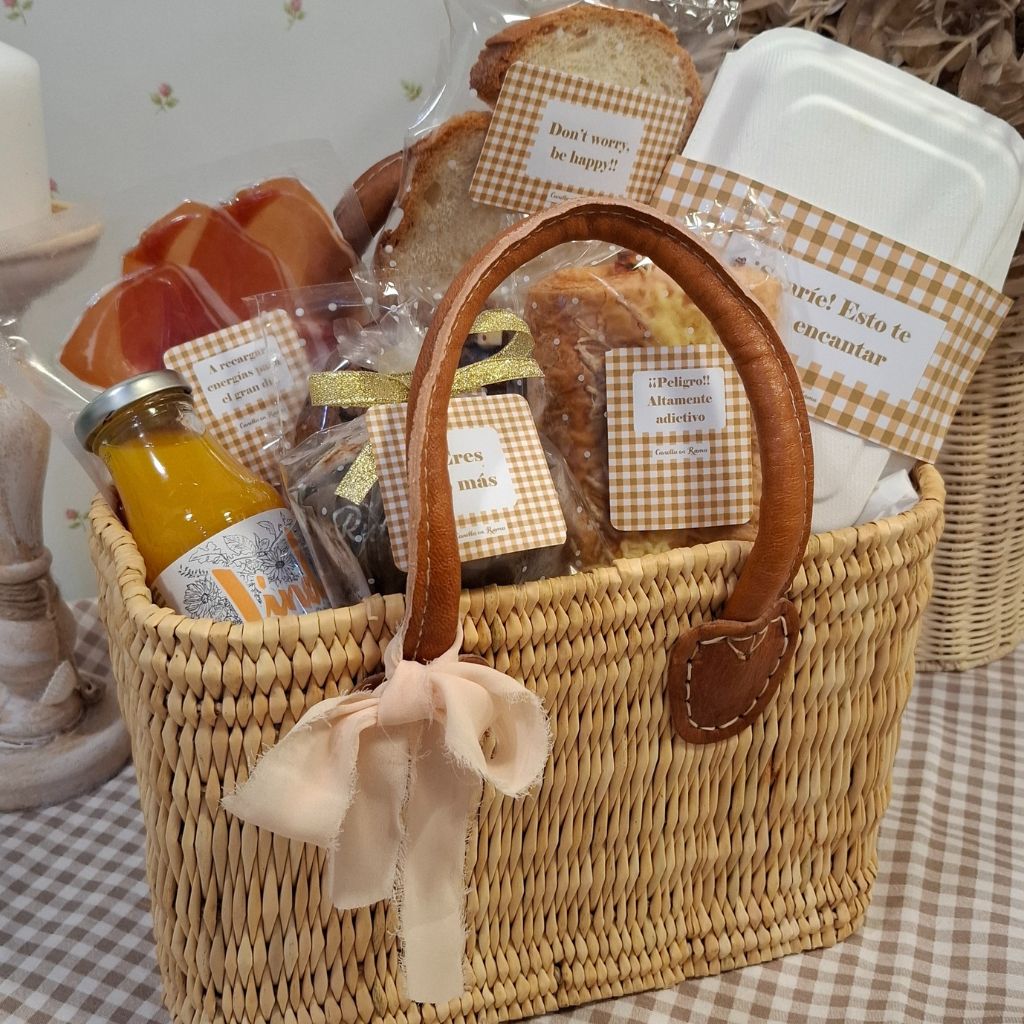 Cesta de desayuno de verano con productos artesanales y lazo decorativo