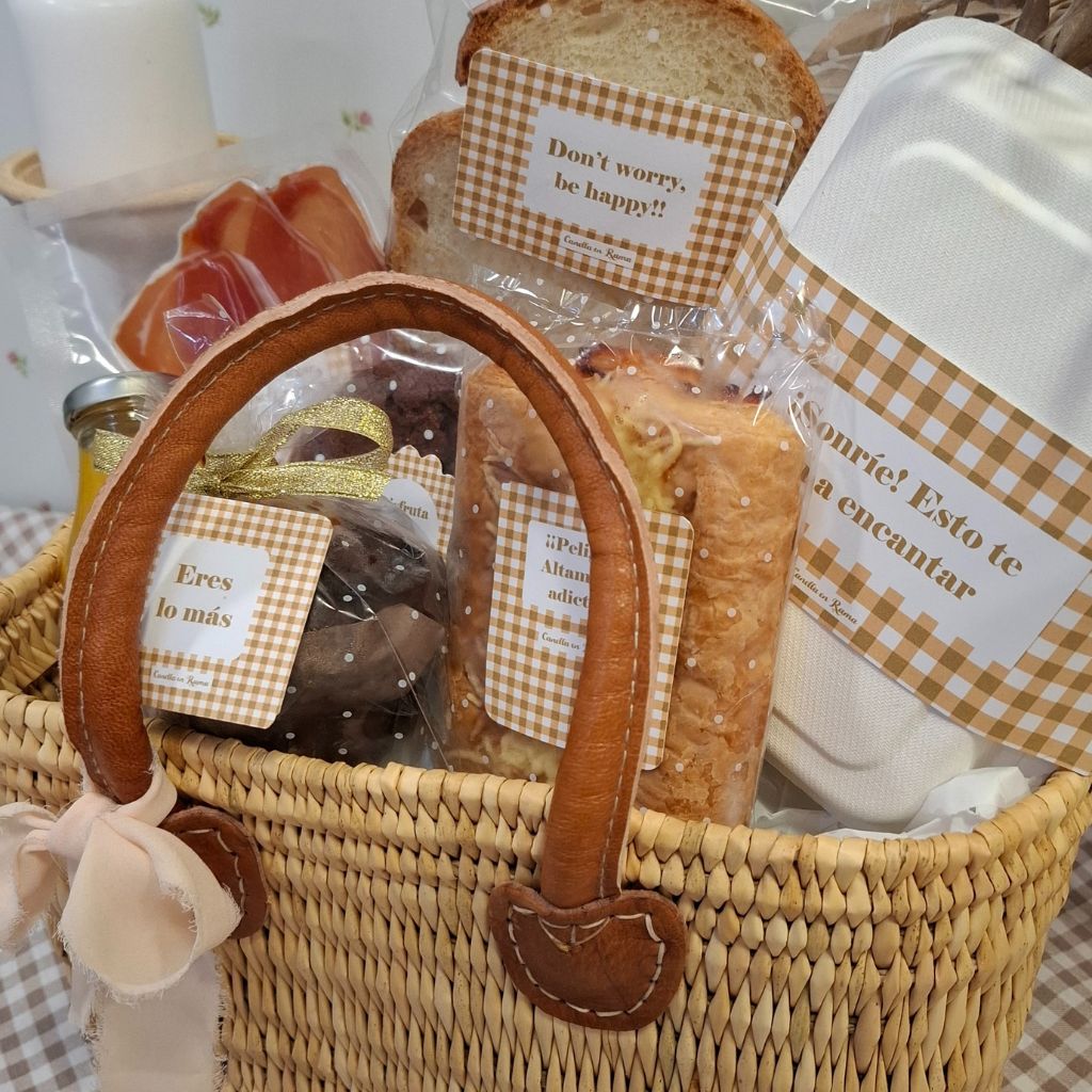 Contenido del desayuno de verano con muffin, galleta y zumo natural