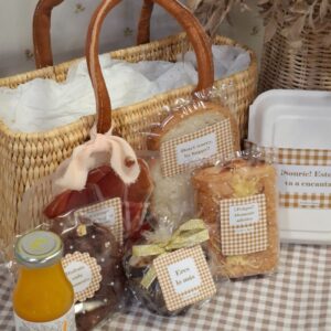 Detalle del desayuno de verano con pan, embutido y bollería gourmet