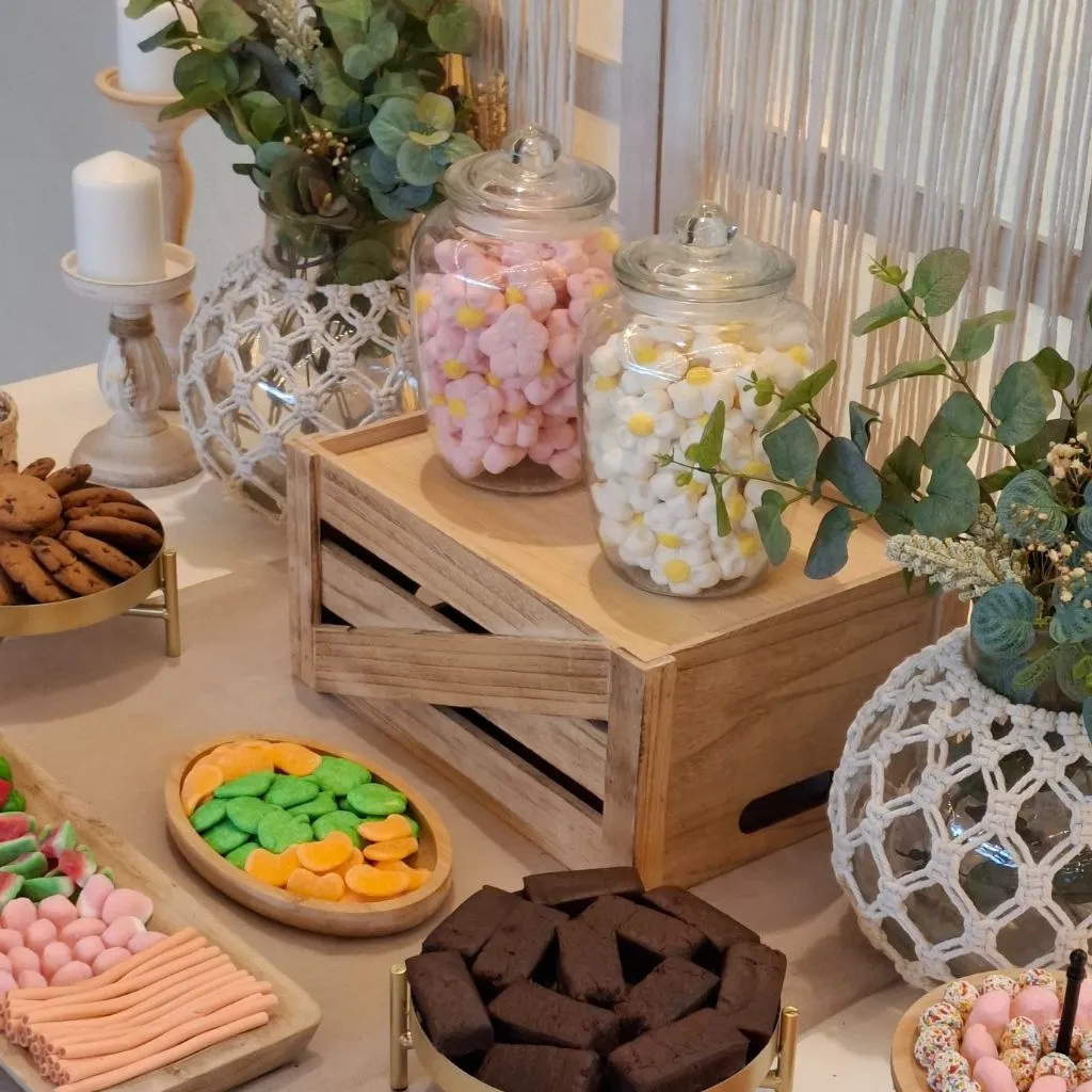 Tarros de nubes, cookies y decoración rústica en mesa dulce bohemia con estilo ibicenco