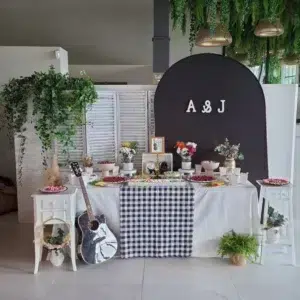 Mesa dulce musical con fondo negro, guitarra y decoración elegante en blanco y negro.