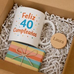 Pack regalo de taza con 40 cumpleaños y el llavero con el nombre Laura, junto con un paquete multicolor