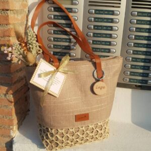 bolso con desayuno de canella en rama y llavero de madera con el nombre Leire
