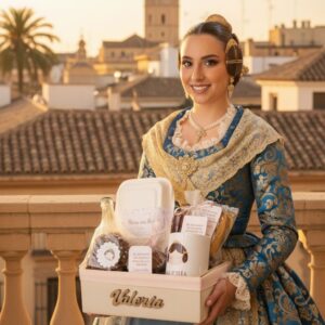 Fallera en la ciudad de Valencia sosteniendo el desayuno fallero de Canella